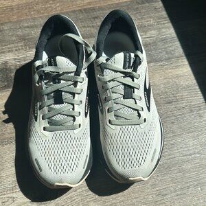 BRAND NEW: BROOKS Sneakers